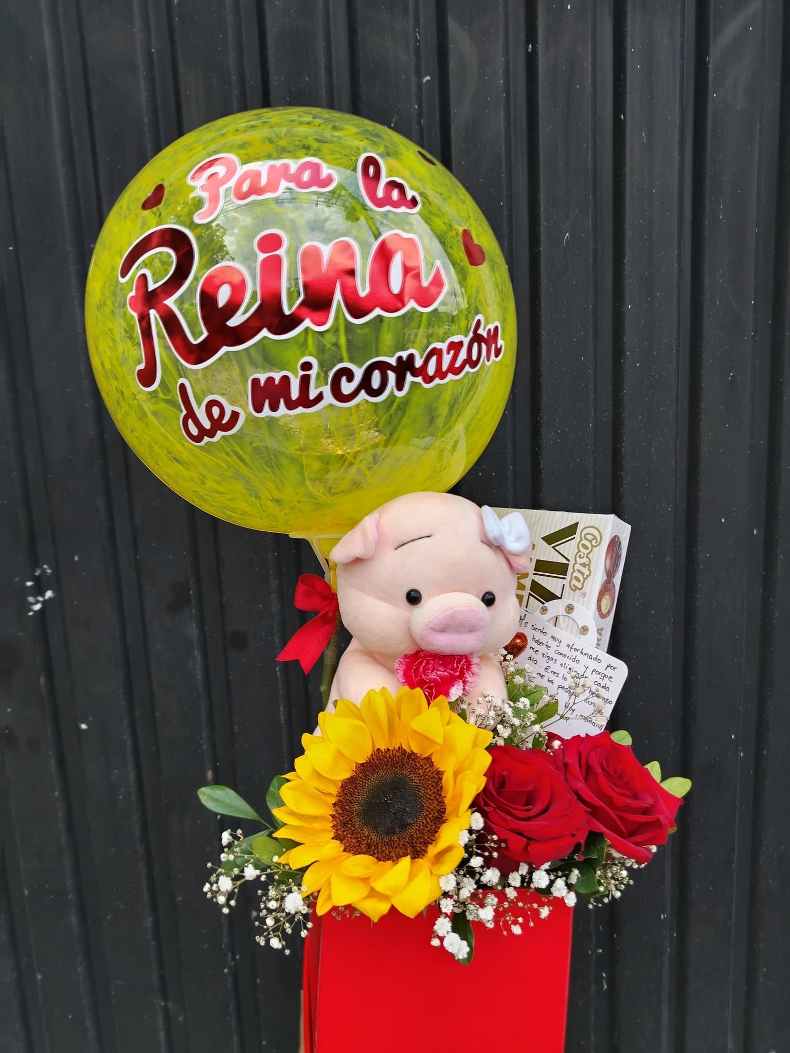Box de Cerdito y globo y chocolates y rosas